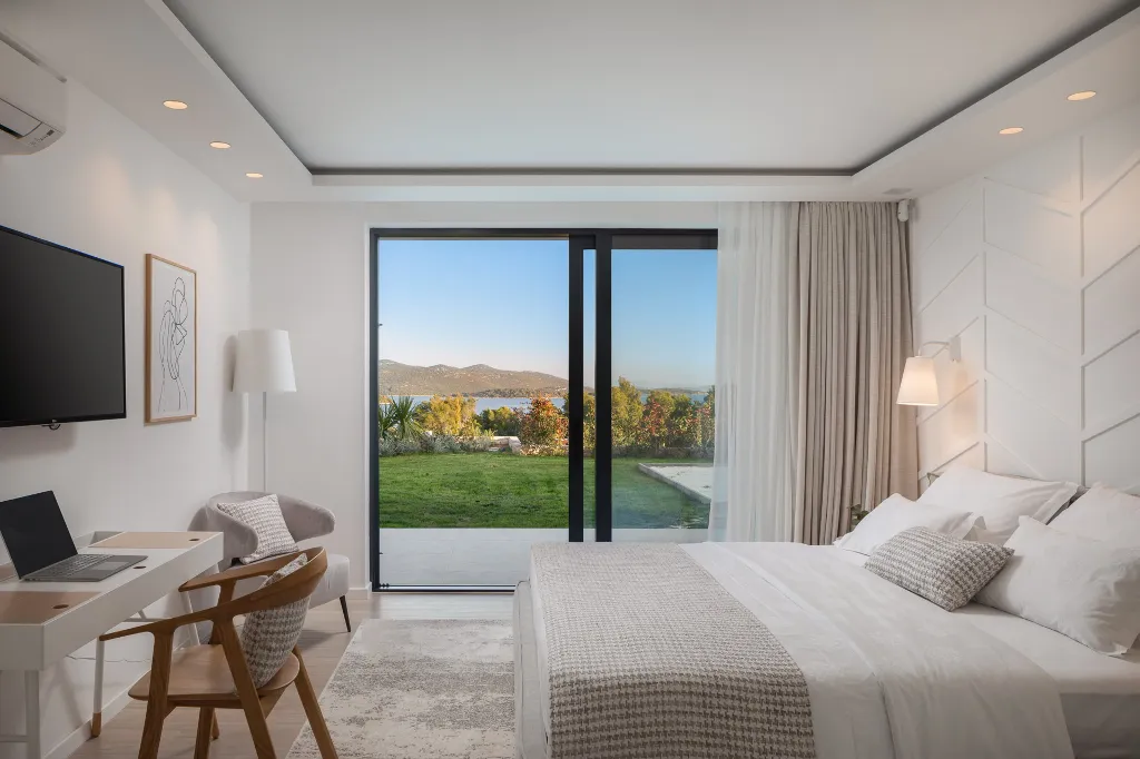 Contemporary Villa Complex With Pools, Jezera