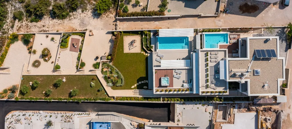 Contemporary Villa Complex With Pools, Jezera