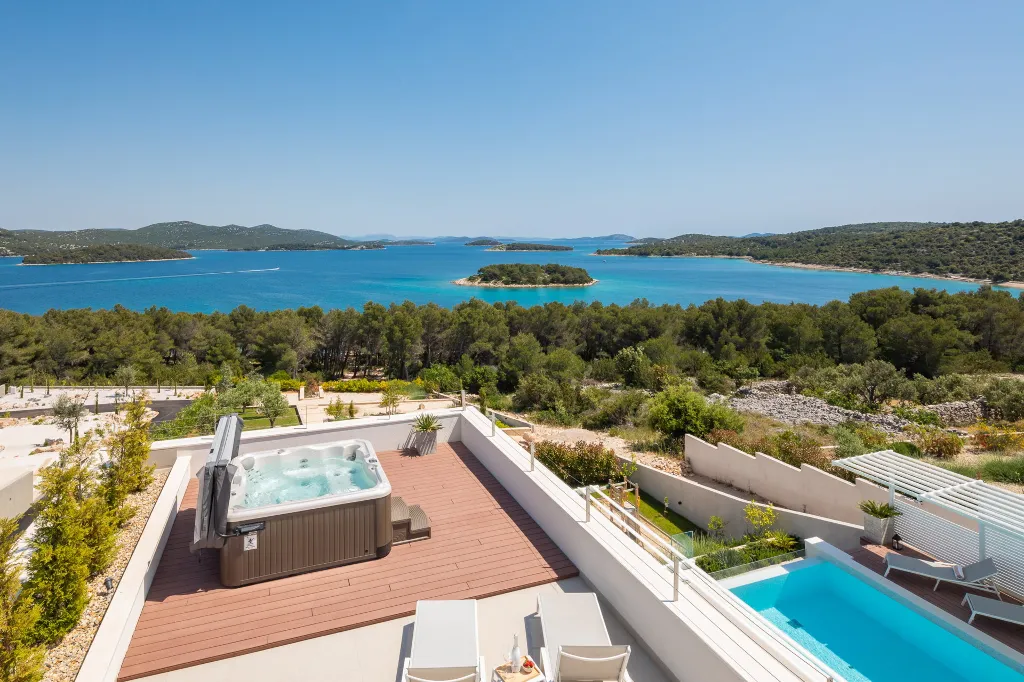 Contemporary Villa Complex With Pools, Jezera