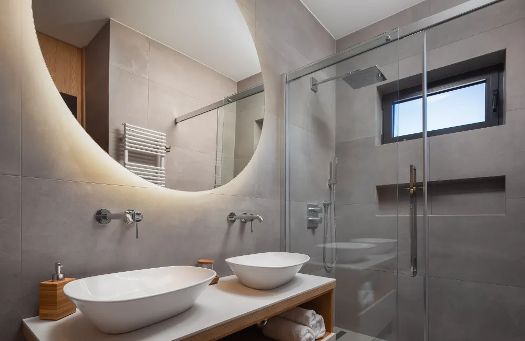 Contemporary Villa Complex With Pools, Jezera