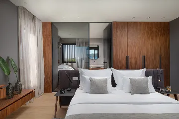 Contemporary Villa Complex With Pools, Jezera