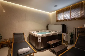 Contemporary Villa Complex With Pools, Jezera