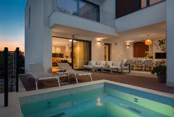 Contemporary Villa Complex With Pools, Jezera