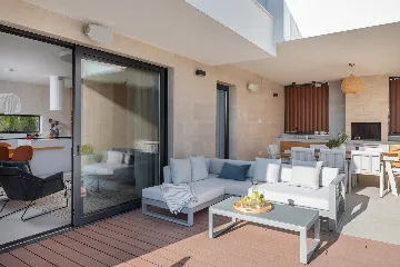 Contemporary Villa Complex With Pools, Jezera