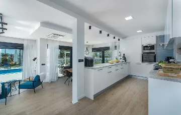 Spacious Family Villa with Pool in Poreč