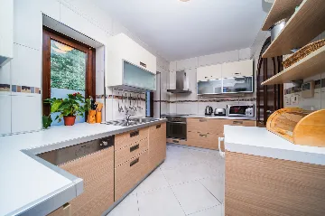 Seaside Family Villa with Pool in Dubrovnik