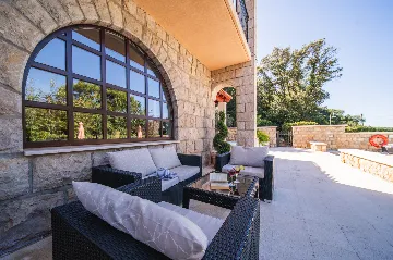 Seaside Family Villa with Pool in Dubrovnik
