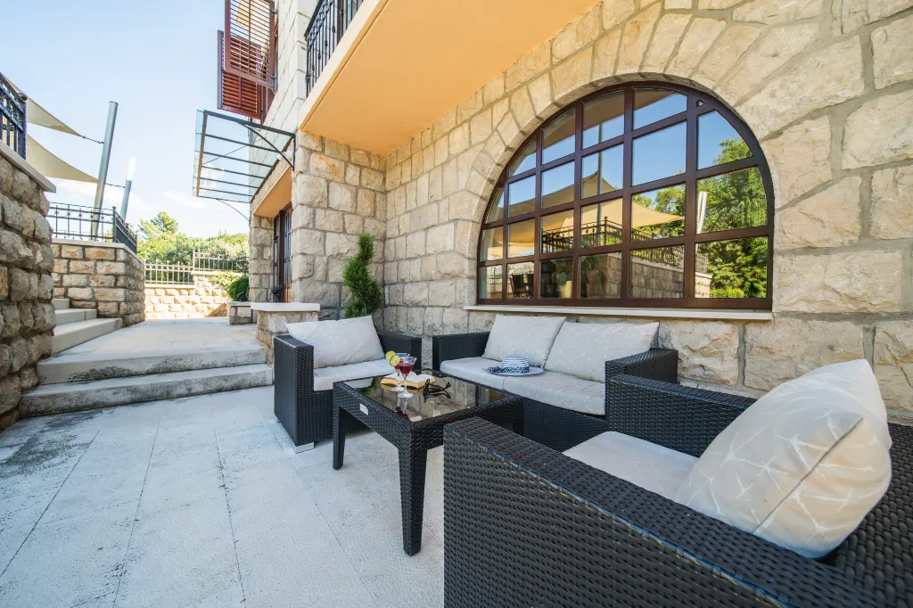 Seaside Family Villa with Pool in Dubrovnik