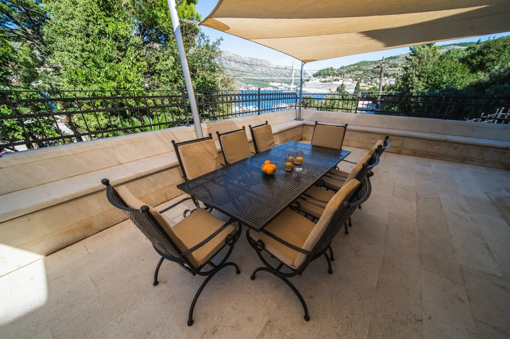 Seaside Family Villa with Pool in Dubrovnik