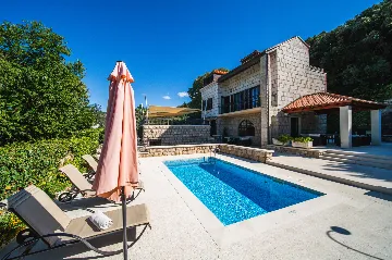 Seaside Family Villa with Pool in Dubrovnik