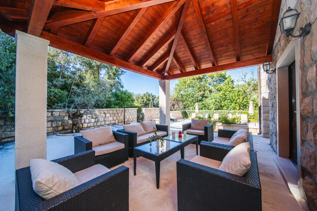 Seaside Family Villa with Pool in Dubrovnik