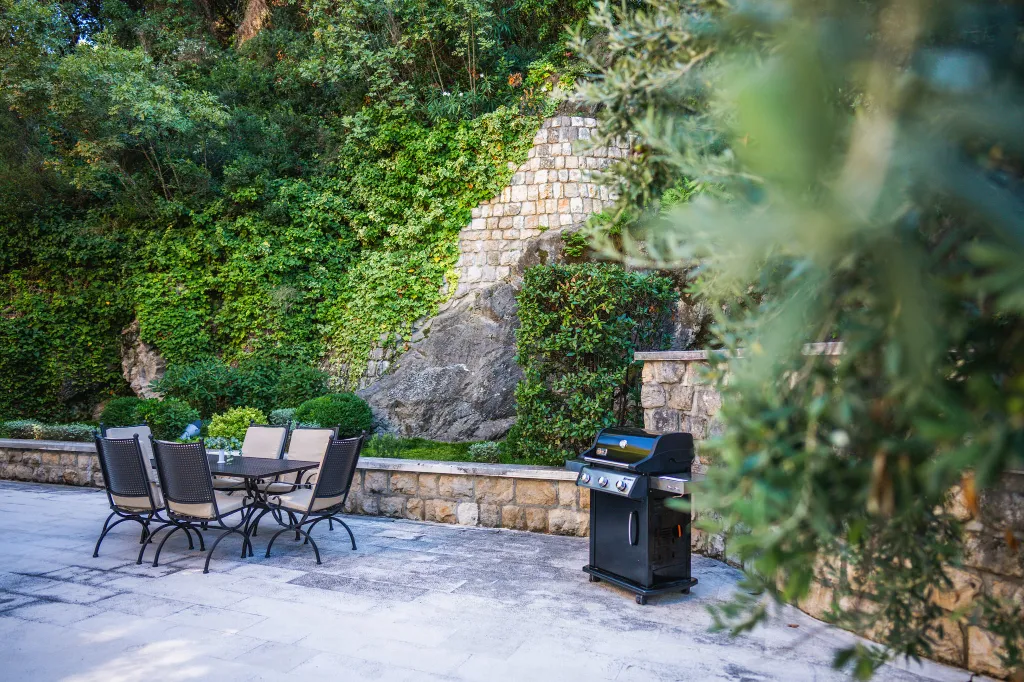 Seaside Family Villa with Pool in Dubrovnik