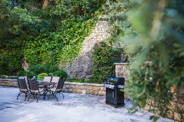 Seaside Family Villa with Pool in Dubrovnik