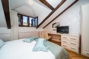 Seaside Family Villa with Pool in Dubrovnik