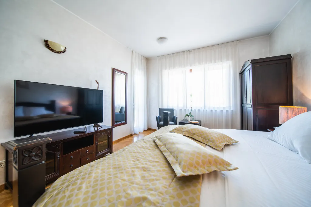 Seaside Family Villa with Pool in Dubrovnik