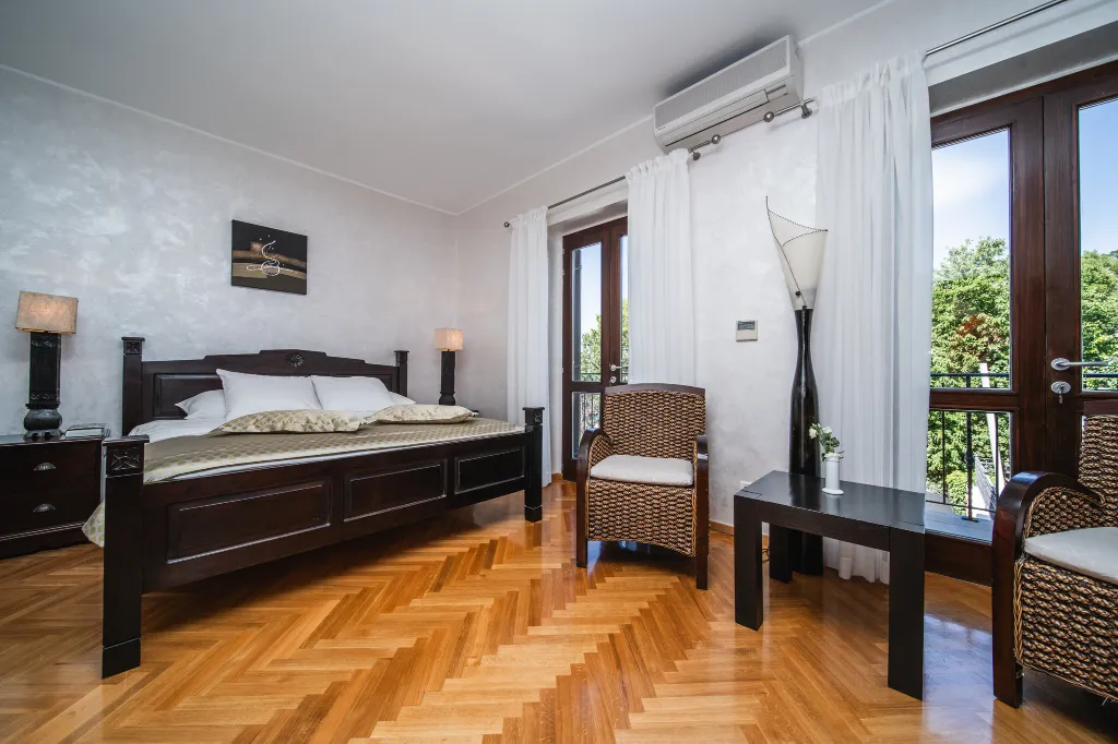 Seaside Family Villa with Pool in Dubrovnik