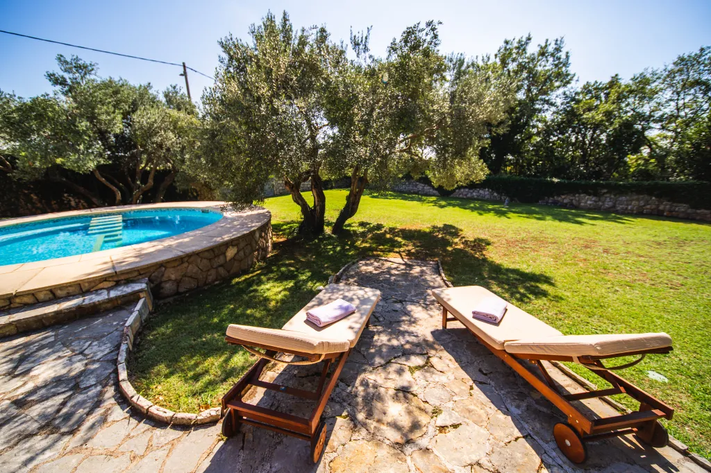 Heritage Stone Villa with Pool in Čilipi