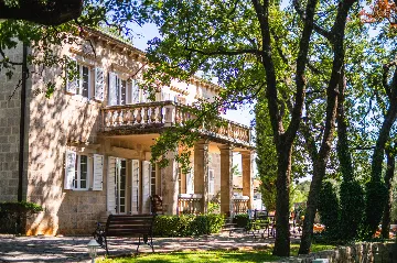 Heritage Stone Villa with Pool in Čilipi
