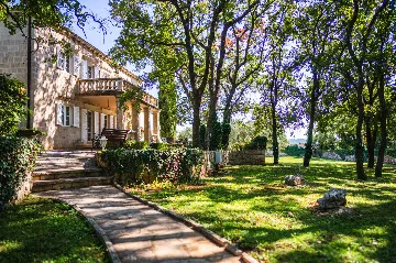 Heritage Stone Villa with Pool in Čilipi