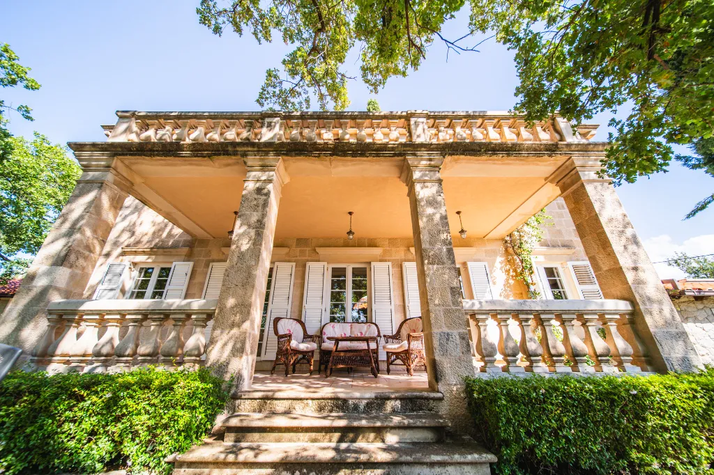Heritage Stone Villa with Pool in Čilipi
