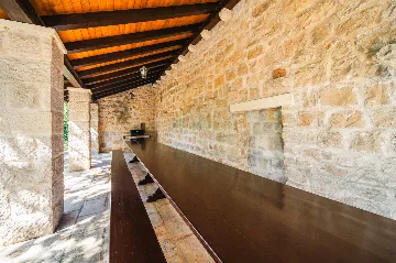 Heritage Stone Villa with Pool in Čilipi