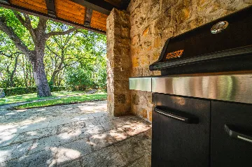 Heritage Stone Villa with Pool in Čilipi