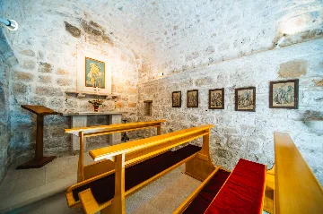 Heritage Stone Villa with Pool in Čilipi