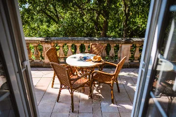 Heritage Stone Villa with Pool in Čilipi