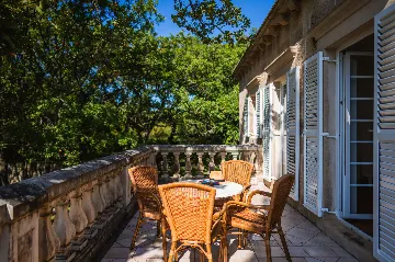 Heritage Stone Villa with Pool in Čilipi