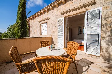 Heritage Stone Villa with Pool in Čilipi