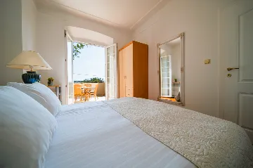 Heritage Stone Villa with Pool in Čilipi