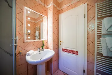 Heritage Stone Villa with Pool in Čilipi