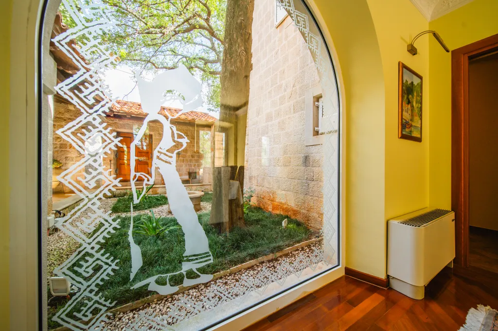 Heritage Stone Villa with Pool in Čilipi