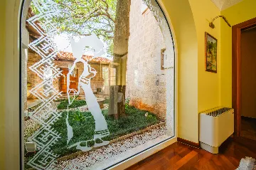 Heritage Stone Villa with Pool in Čilipi