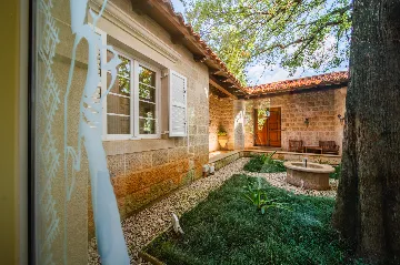 Heritage Stone Villa with Pool in Čilipi