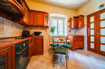 Heritage Stone Villa with Pool in Čilipi