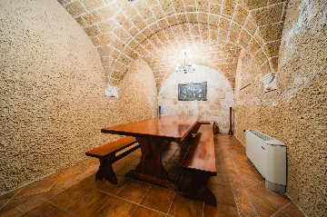 Heritage Stone Villa with Pool in Čilipi