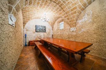 Heritage Stone Villa with Pool in Čilipi