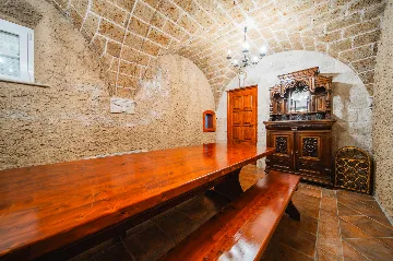 Heritage Stone Villa with Pool in Čilipi