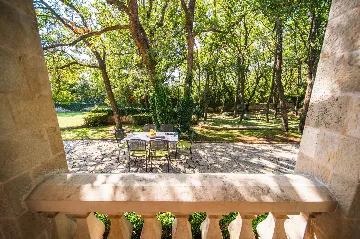 Heritage Stone Villa with Pool in Čilipi