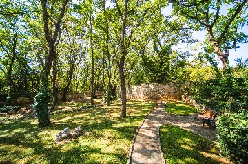 Heritage Stone Villa with Pool in Čilipi