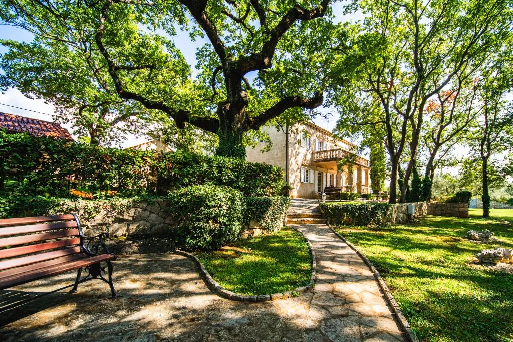 Heritage Stone Villa with Pool in Čilipi
