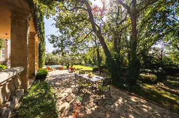 Heritage Stone Villa with Pool in Čilipi