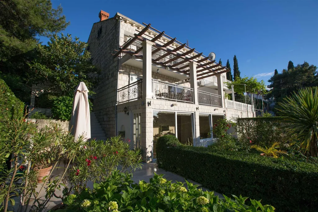 Contemporary Villa with Pool and Sea Views in Cavtat