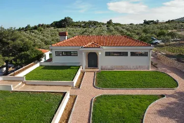 Elegant 5-Bedroom Villa with Pool in Trogir