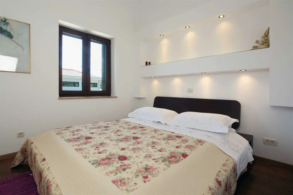 Elegant 5-Bedroom Villa with Pool in Trogir