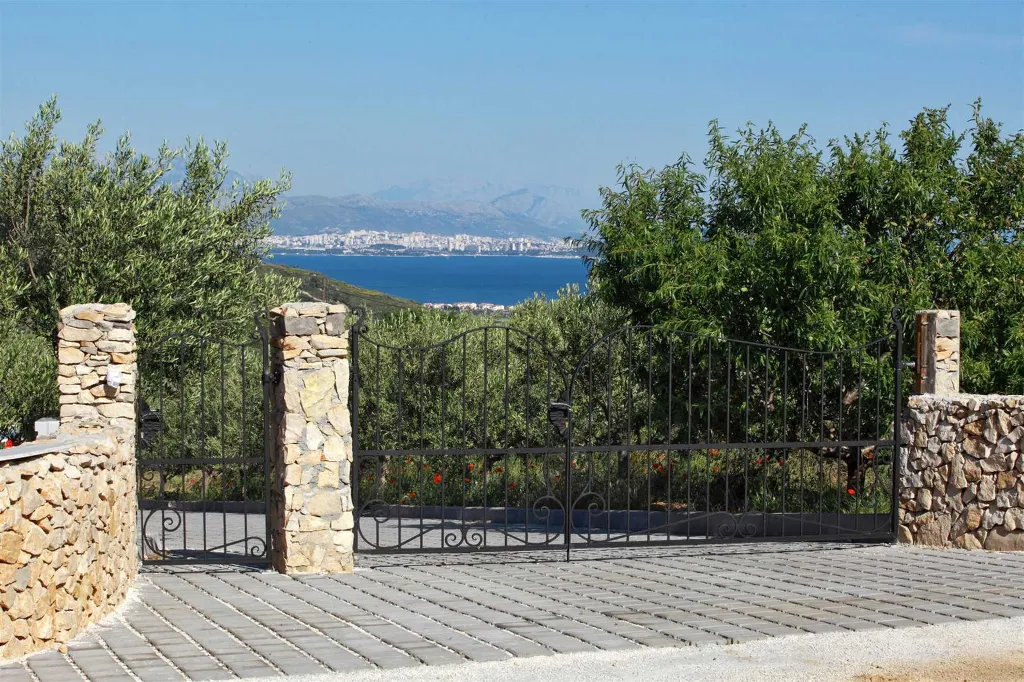 Elegant 5-Bedroom Villa with Pool in Trogir