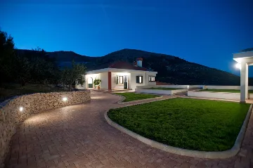 Elegant 5-Bedroom Villa with Pool in Trogir