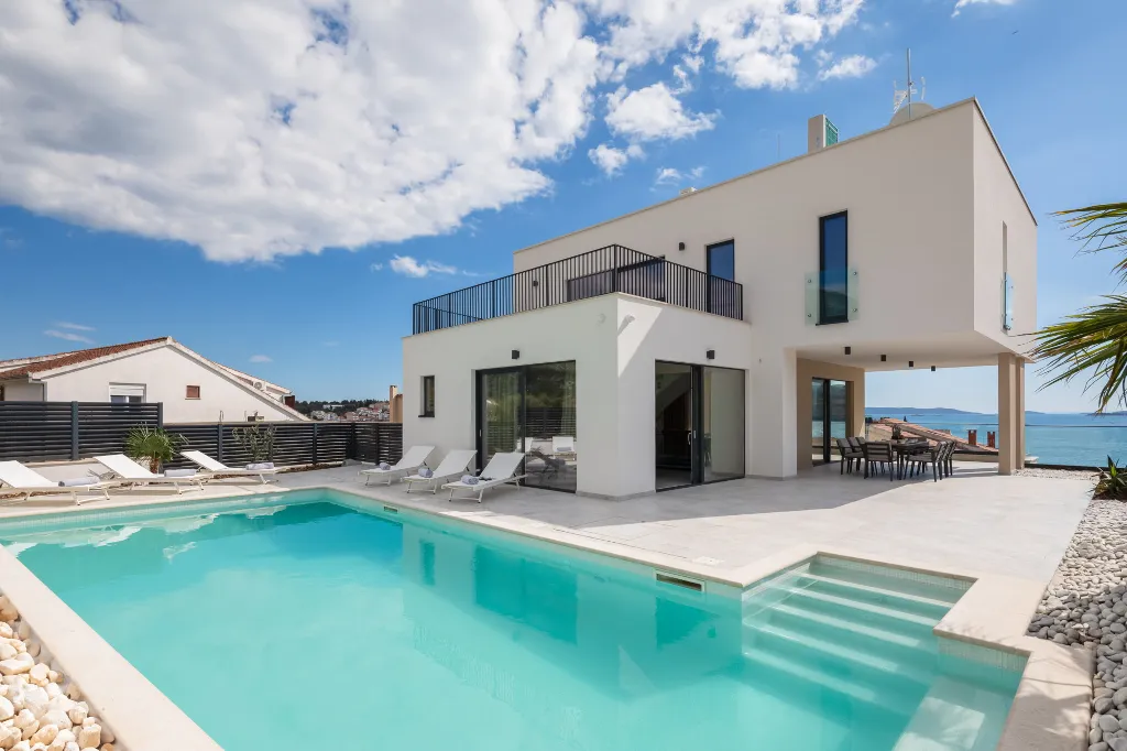 Spacious 6-Bedroom Villa with Private Heated Pool, Seget Vranjica
