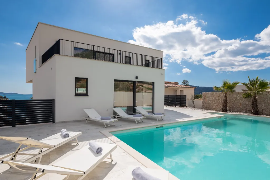 Spacious 6-Bedroom Villa with Private Heated Pool, Seget Vranjica